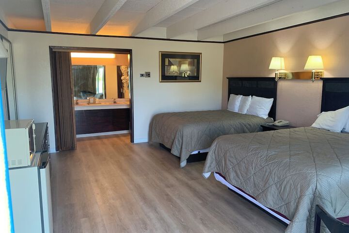 2 Queen Beds (7 of 11)