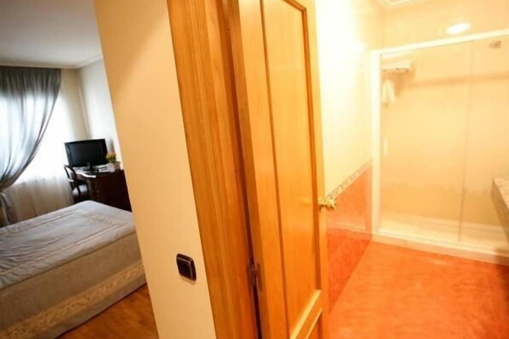 Room 13 of 34