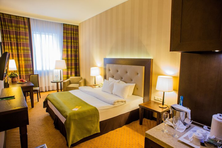Room 10 of 42
