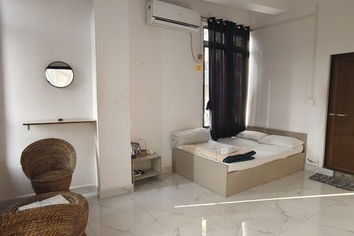 Room 3 of 8