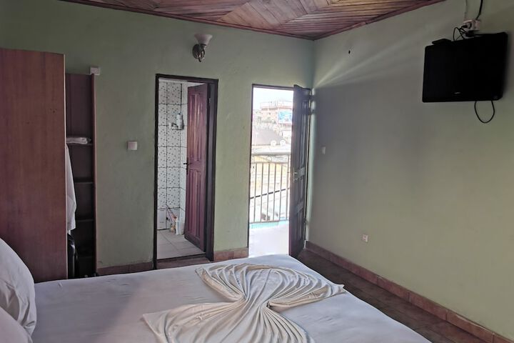 Room 9 of 24