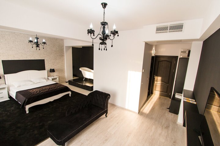 Room 6 of 136
