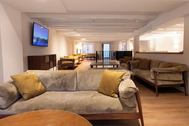 Lounge 43 of 55