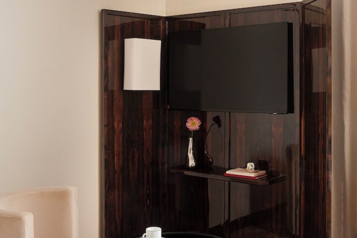 Room 2 of 8