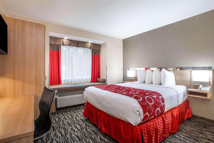 1 Queen Bed (5 of 13)