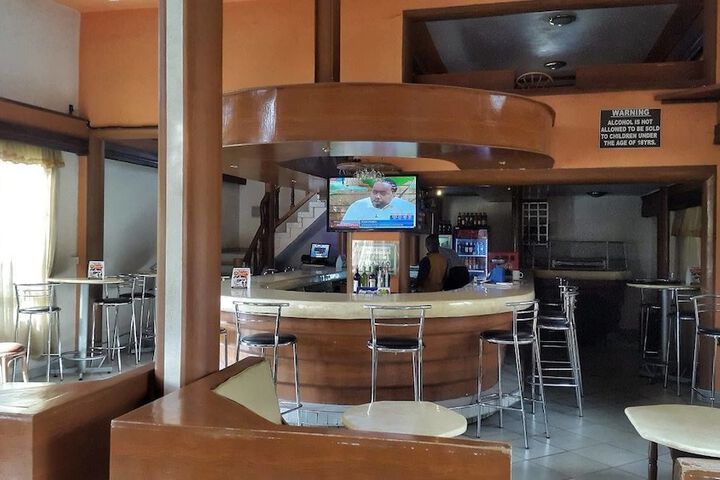 Lounge 7 of 10