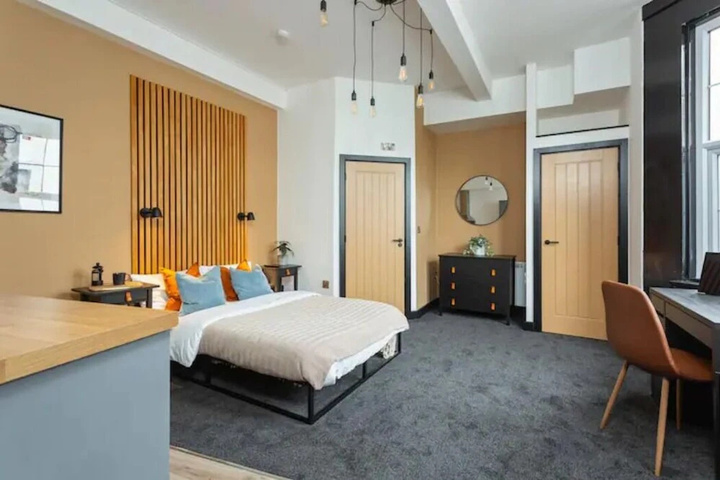 Room 6 of 8