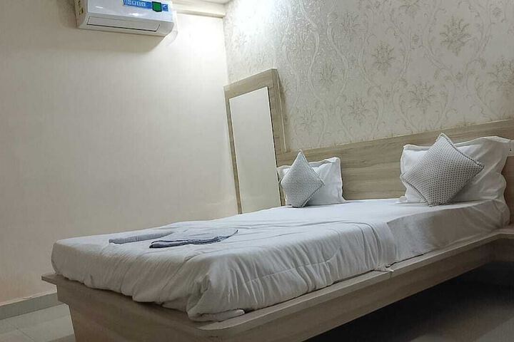 Room 6 of 11