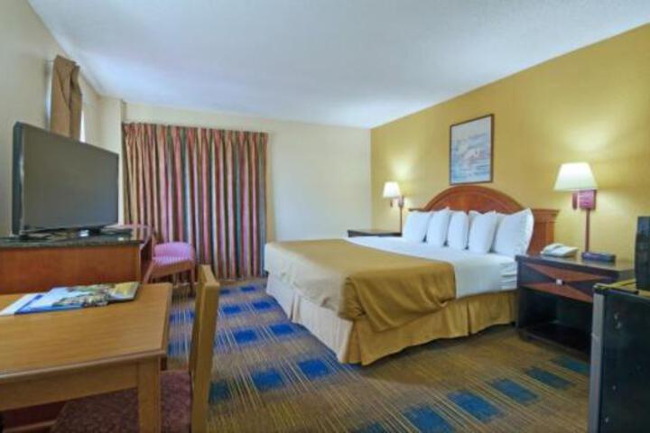 Superior Room 1 King Bed Shared Balcony (6 of 10)