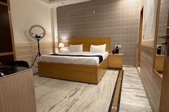 Room 2 of 20