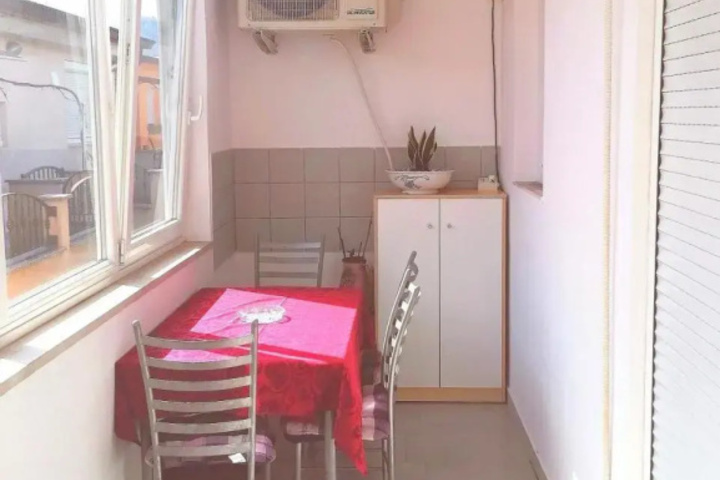 Room 5 of 9