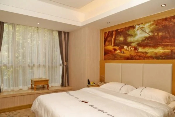 Room 6 of 12