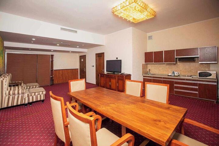 Room 33 of 48