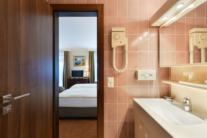 Room 43 of 65