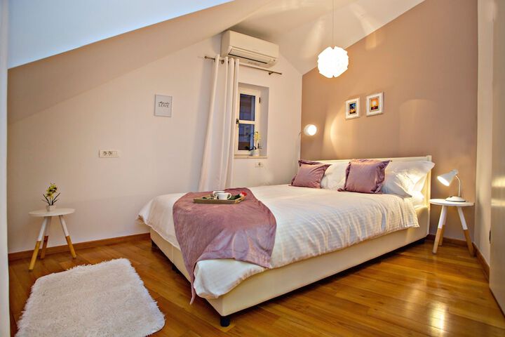 Room 3 of 84