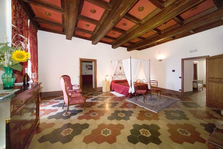Room 32 of 34