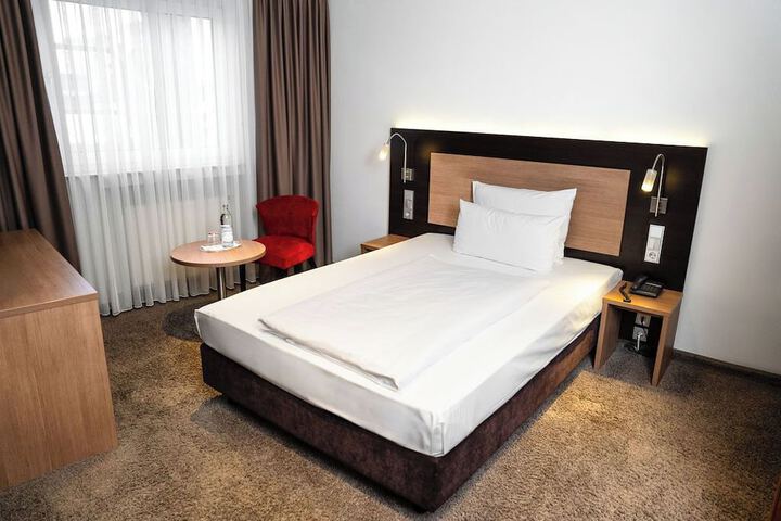 Room 33 of 70