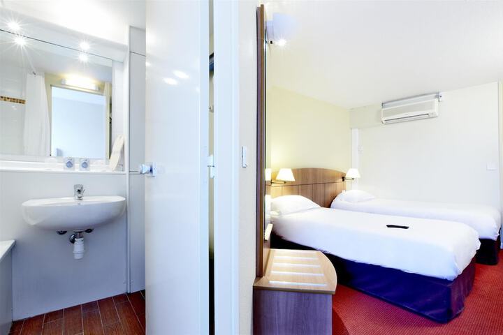 Room 7 of 28