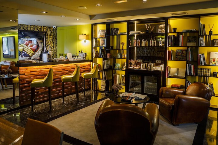 Lounge 51 of 83