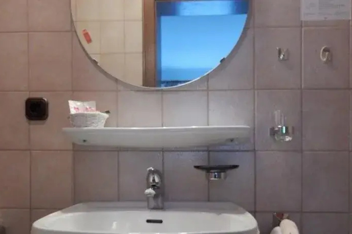 Room 10 of 13