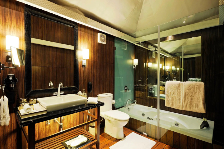 Room 8 of 28