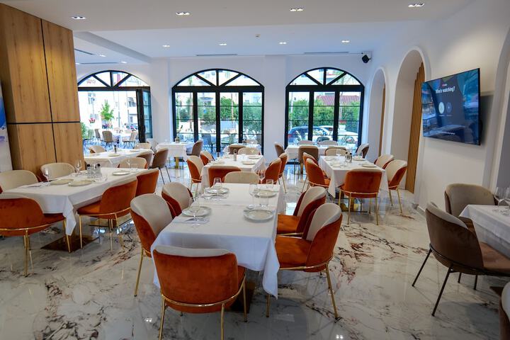 Dining 93 of 102