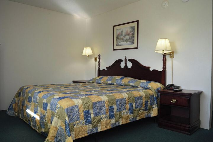 1 King Bed (3 of 5)