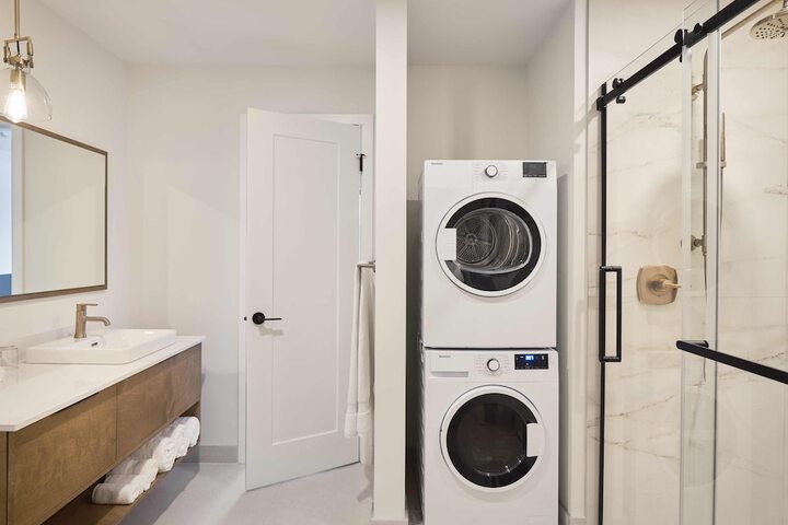 209 2nd Floor Studio Murphy Queen Bed with Balcony (67 of 95)