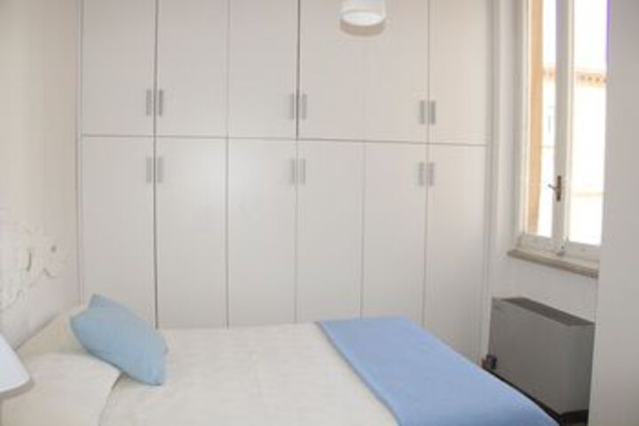 Room 6 of 12