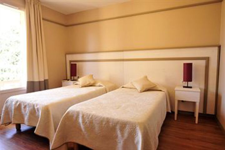 Room 6 of 33