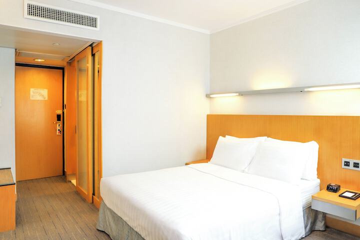 Room 6 of 92