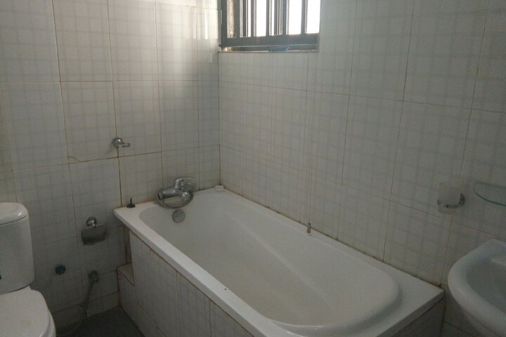Room 6 of 8
