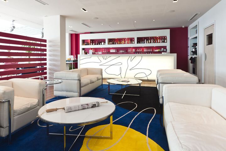 Lounge 45 of 63