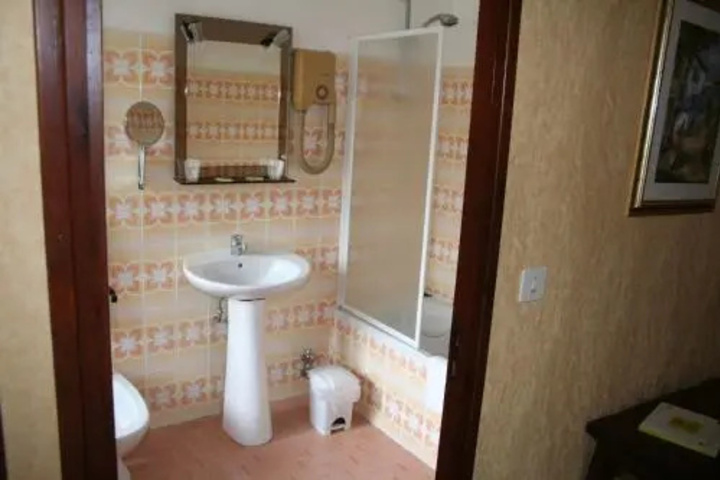 Room 6 of 16