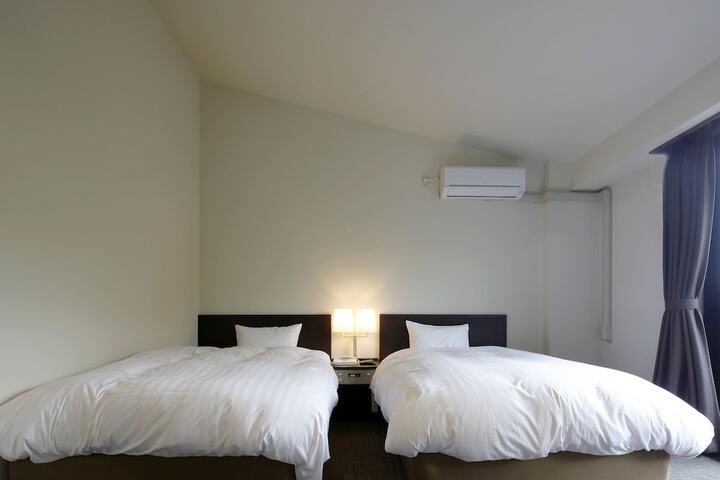 Room 10 of 27