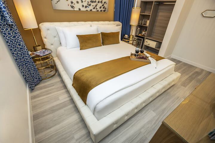 1 Queen Bed (4 of 8)
