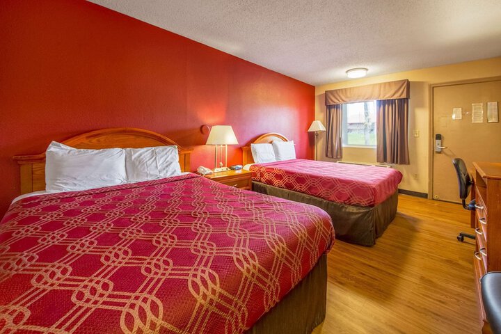 2 Queen Beds (5 of 7)