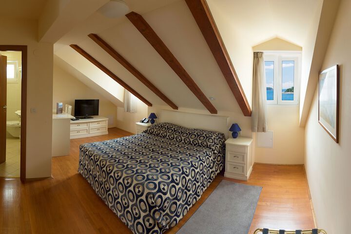 Room 8 of 193