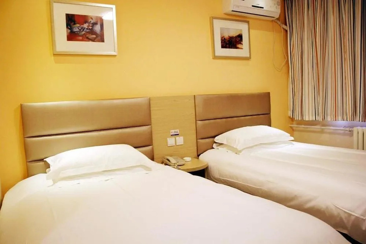 Room 7 of 12