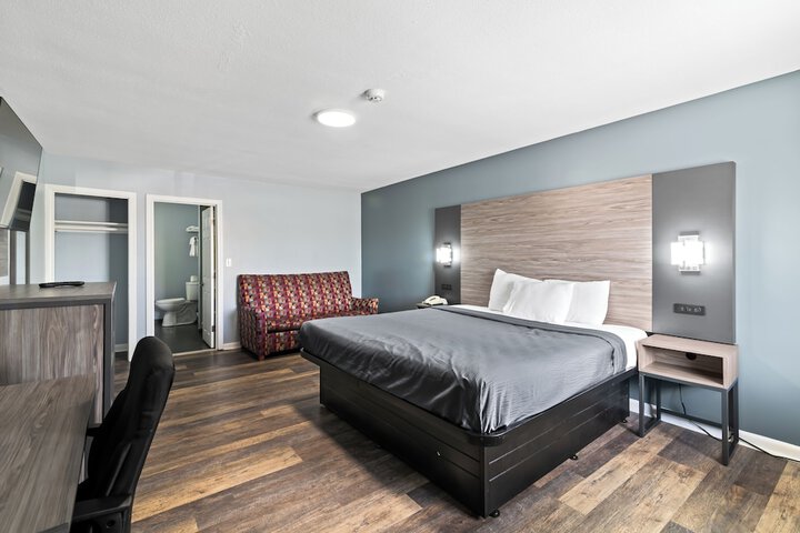 1 Queen Bed (12 of 12)