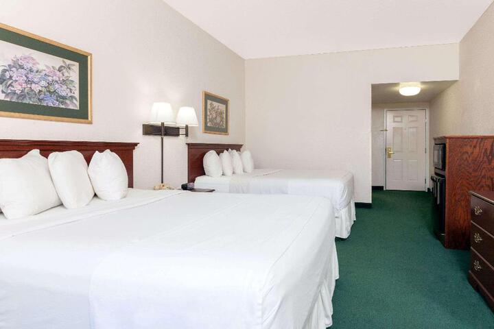 Accessible 1 King Accessible Roll in Shower Microwave and Refrigerator WiFi Full Breakfast (9 of 24)