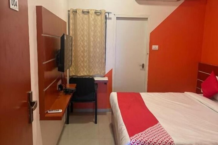 Room 6 of 13