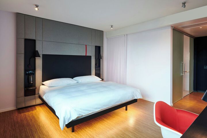 Room 10 of 26