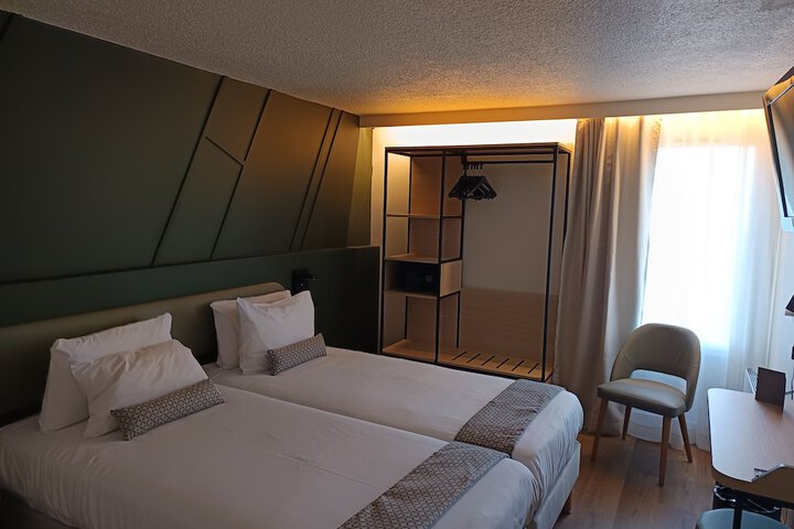 Room 16 of 76