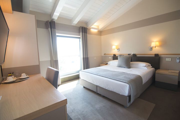 Room 5 of 17