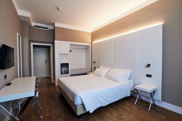 Room 9 of 26