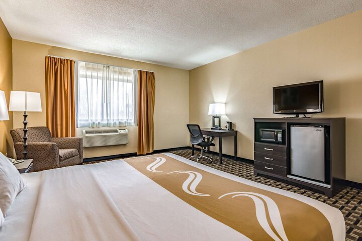 1 King Bed (3 of 13)