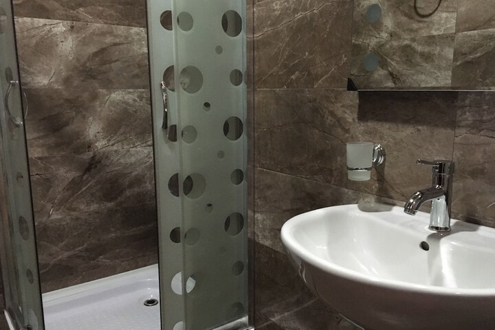 Room 6 of 14