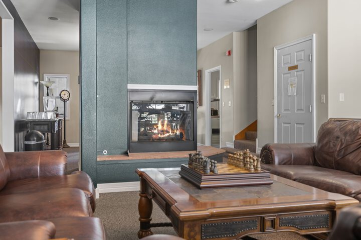 Lounge 105 of 113