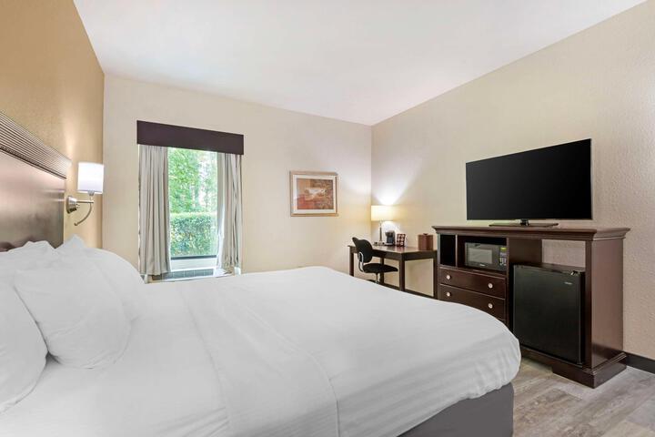 Accessible Suite 1 King Bed Accessible Communication Assistance Bathtub Sofa Bed Full Breakfast (11 of 13)